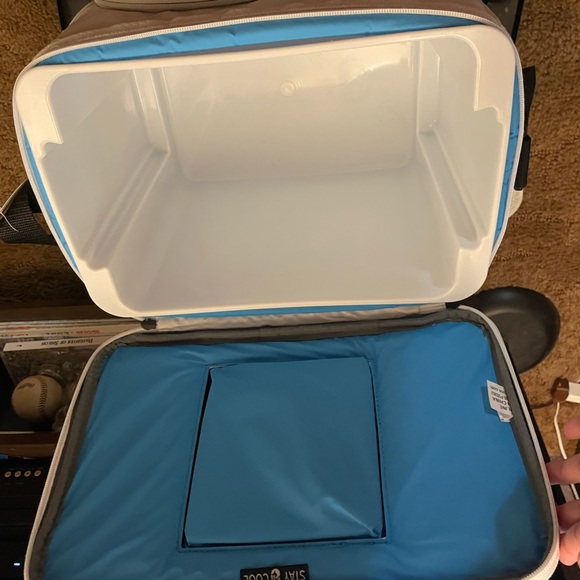 Igloo small insulated Seadrift Hardliner cooler bag or FREE w/ $300+ purchase - Picture 2 of 6